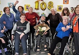 Pilar, en el centro de la imagen, acaba de cumplir 108 años.