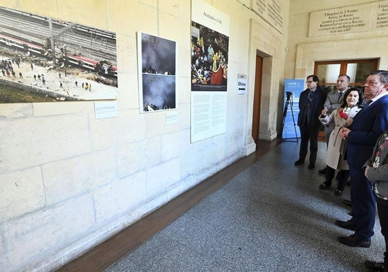 Luis Miguel González Gago, en su visita a la exposición 'Atentados del 11M. Memoria de dolor y solidaridad'.