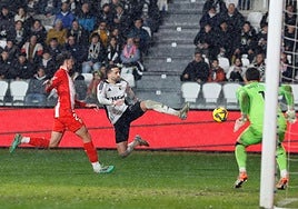 Grego Sierra durante uno de los partidos disputados con el Burgos CF tras su vuelta.