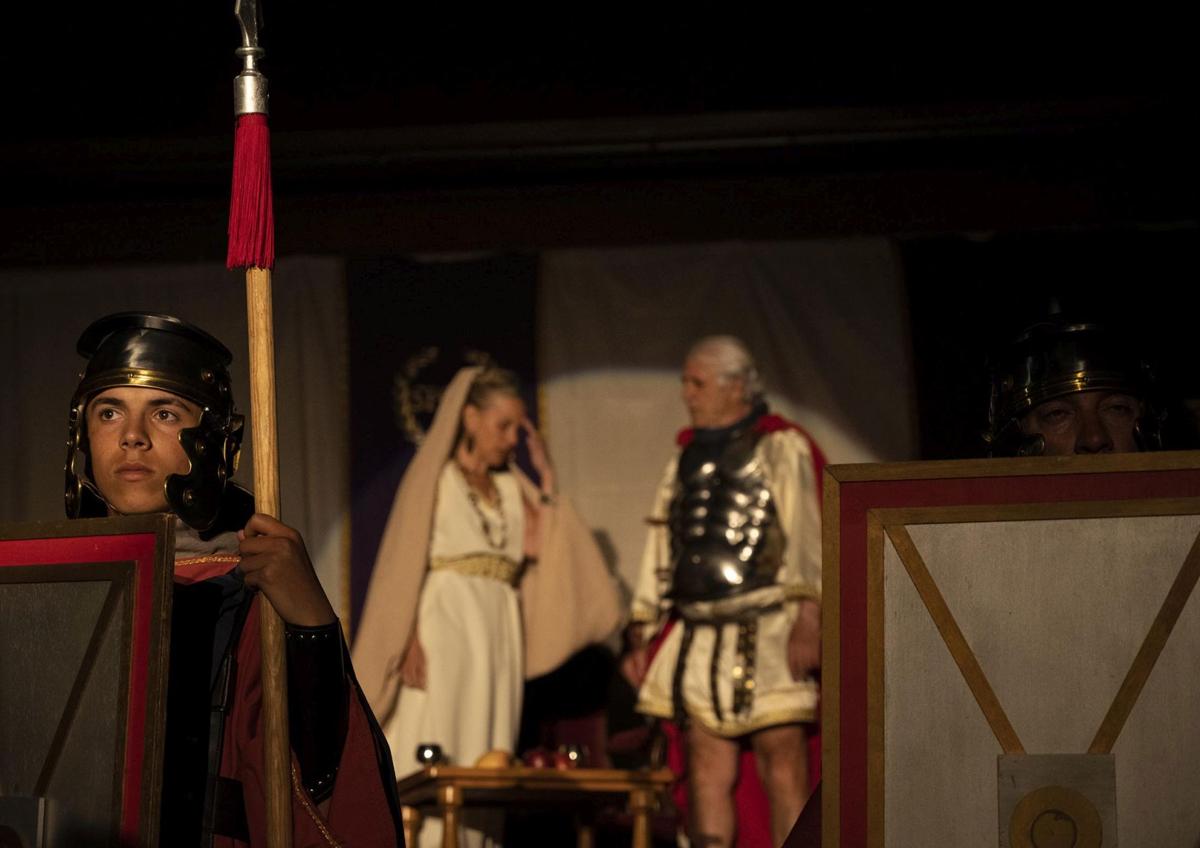 Imagen secundaria 1 - Villalbilla de Burgos revive la Pasión de Cristo con su emocionante Vía Crucis Viviente