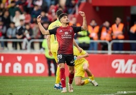 Partido entre el CD Mirandés y el RC Deportivo.