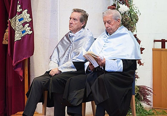 Mario Vargas Llosa junta a Iñaki Gabilondo el día que fueron nombrados doctores honoris causa por la UBU.