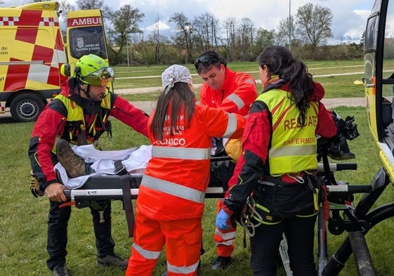 Momento en el que el helicóptero transporta al herido hasta Lerma.