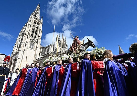 Procesión de La Borriquilla frente a la Catedral de Burgos.