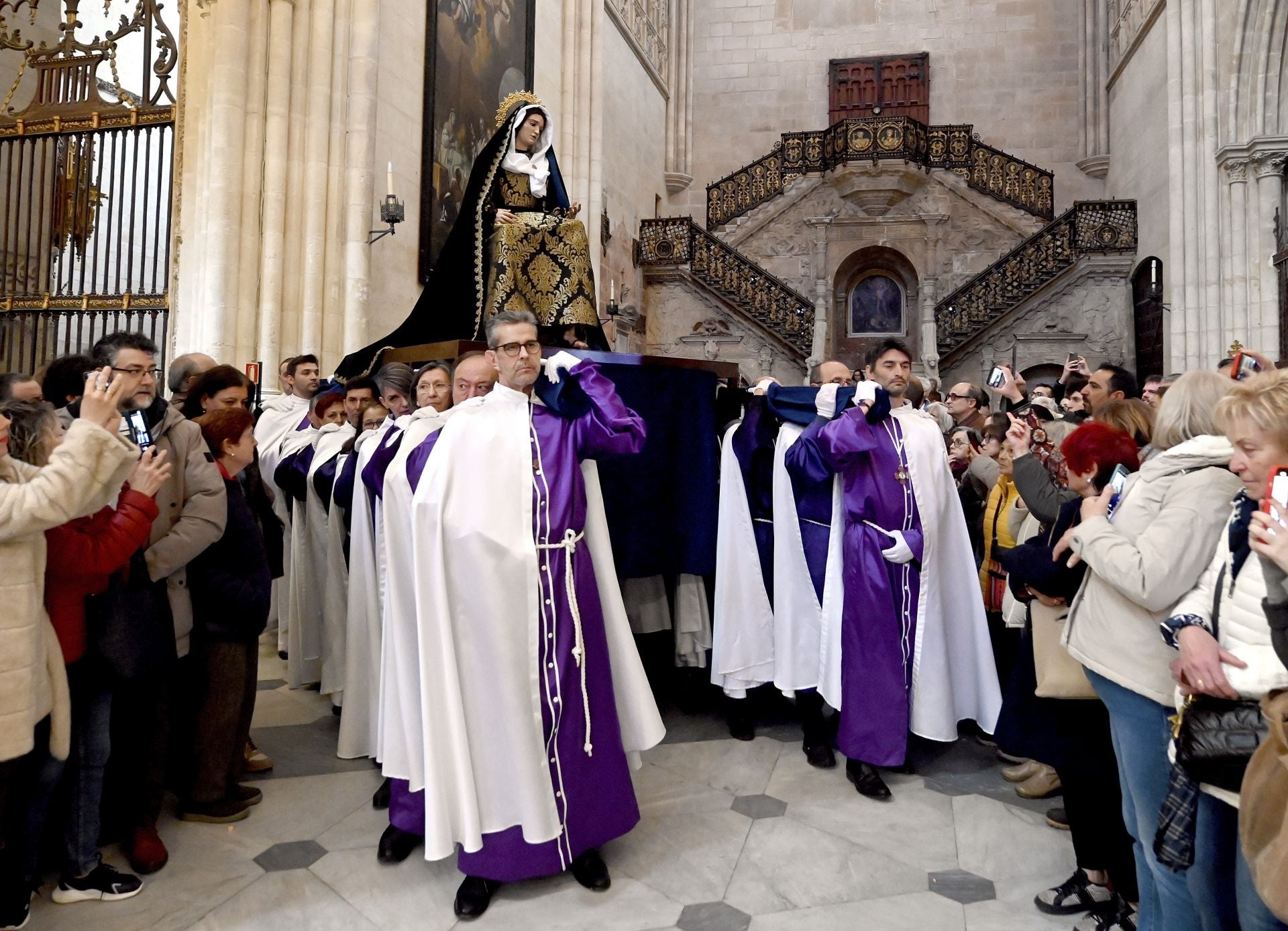 El Desenclavo del Santísimo Cristo de Burgos en imágenes y dentro de la Catedral