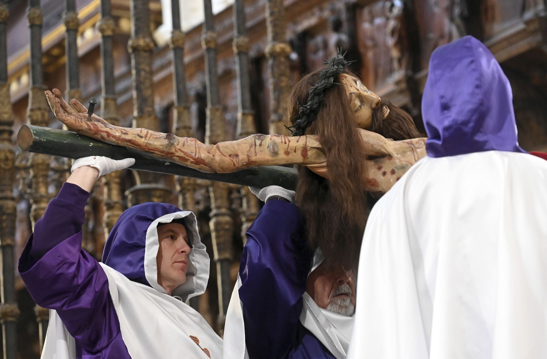 El Desenclavo del Santísimo Cristo de Burgos en imágenes y dentro de la Catedral