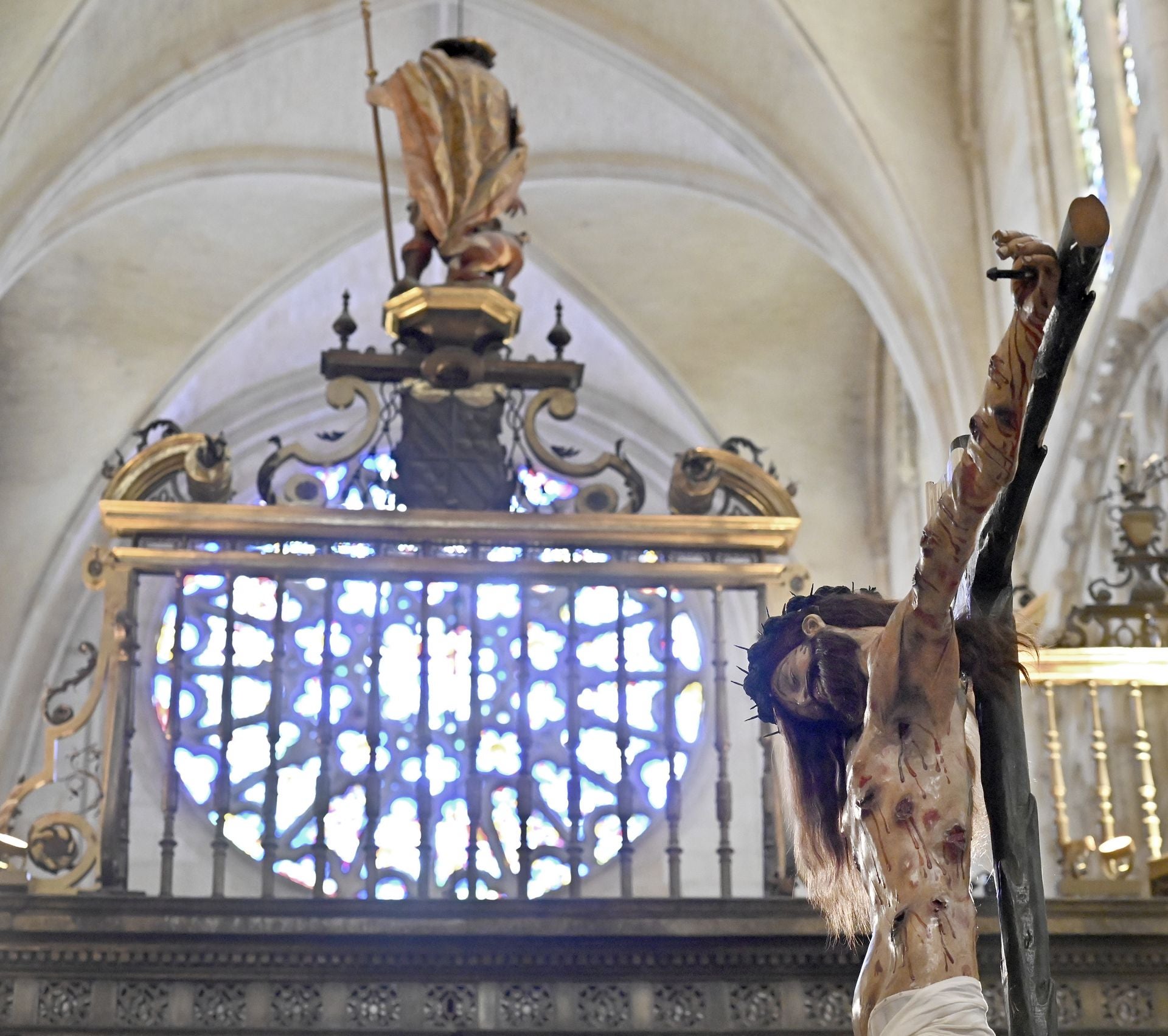 El Desenclavo del Santísimo Cristo de Burgos en imágenes y dentro de la Catedral
