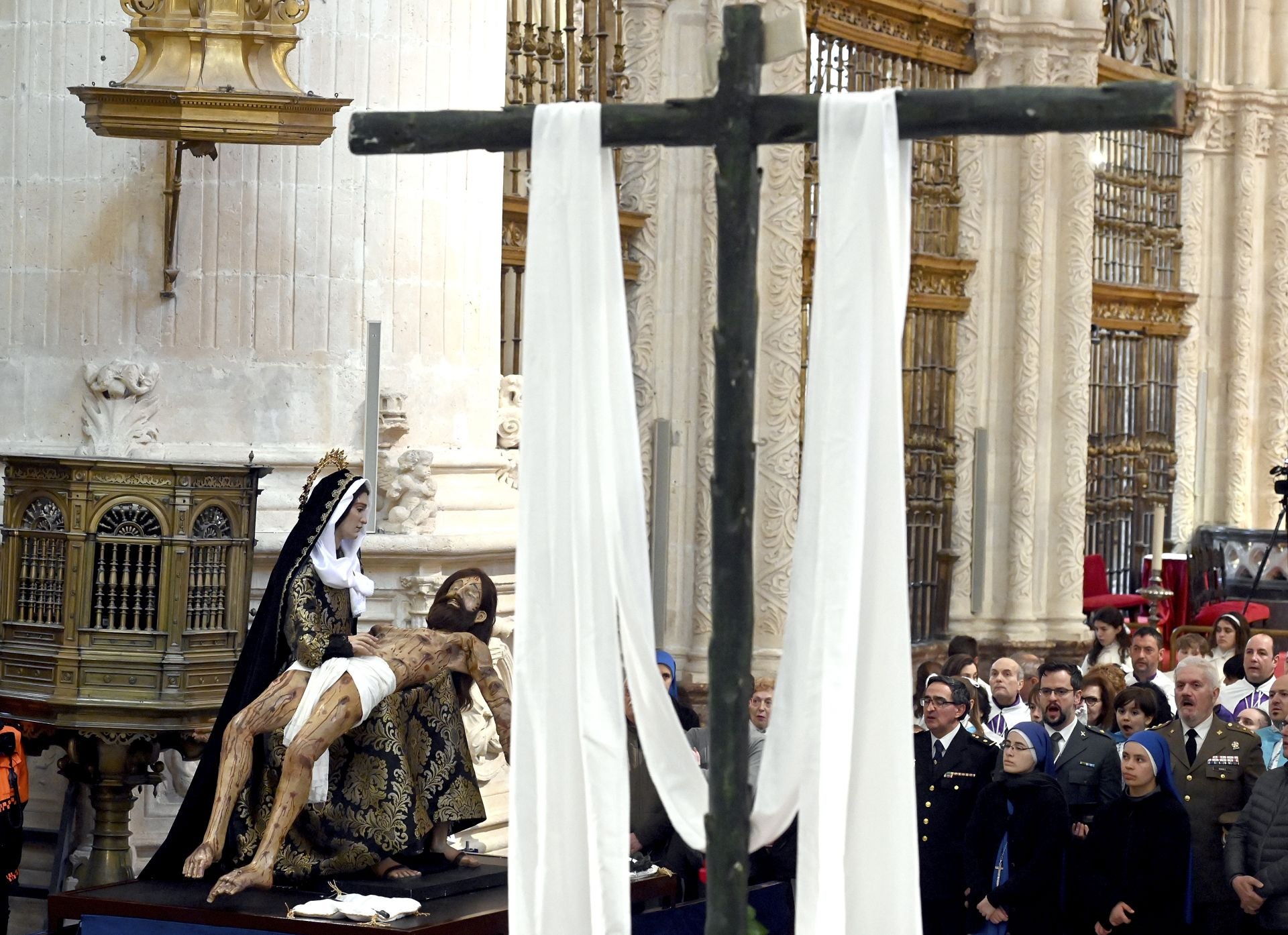 El Desenclavo del Santísimo Cristo de Burgos en imágenes y dentro de la Catedral
