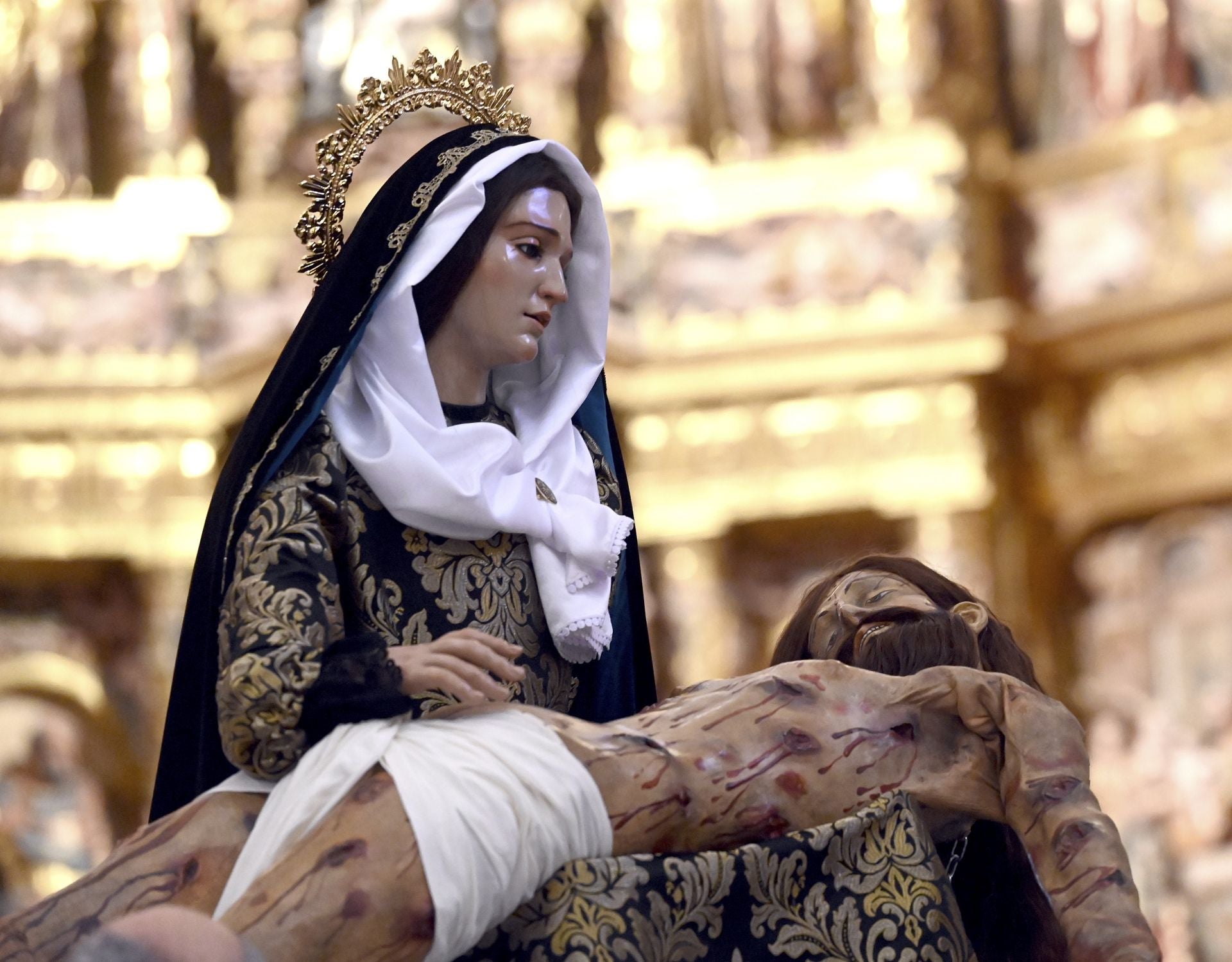 El Desenclavo del Santísimo Cristo de Burgos en imágenes y dentro de la Catedral