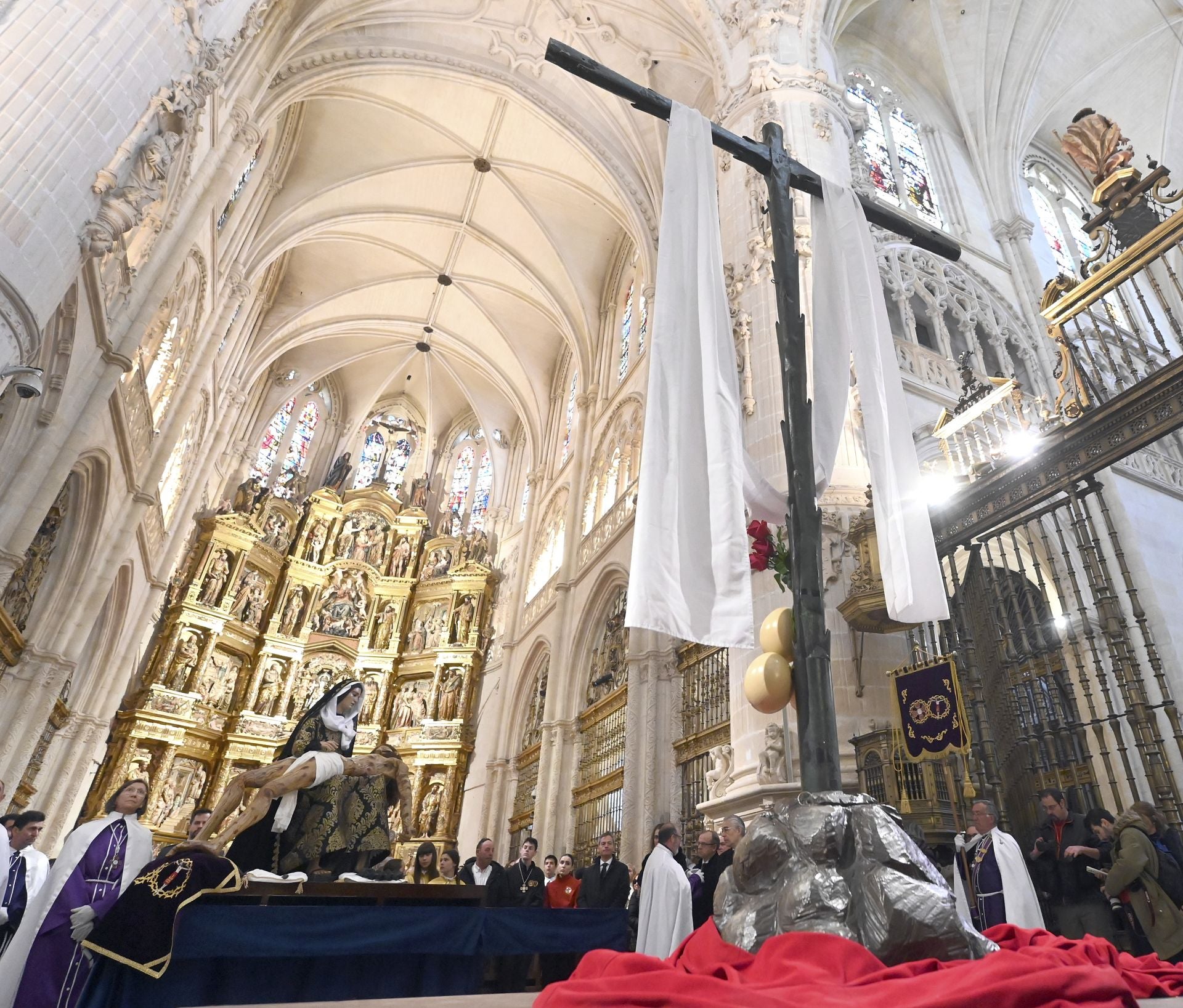 El Desenclavo del Santísimo Cristo de Burgos en imágenes y dentro de la Catedral
