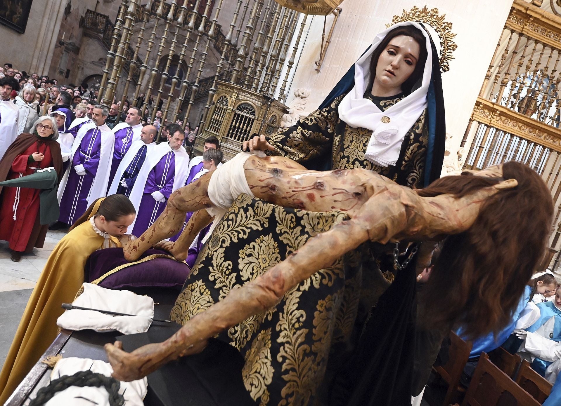 El Desenclavo del Santísimo Cristo de Burgos en imágenes y dentro de la Catedral