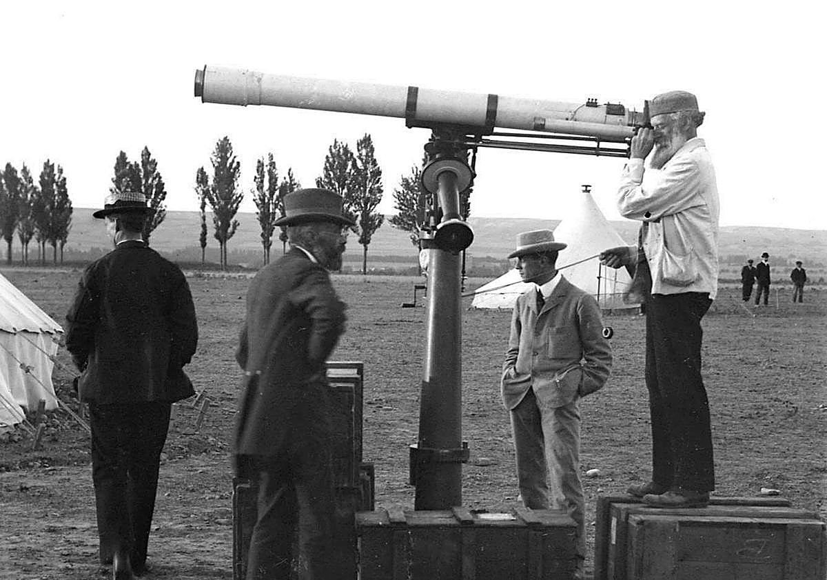 Imagen principal - Observación en Burgos del eclipse total de Sol de 1905. 