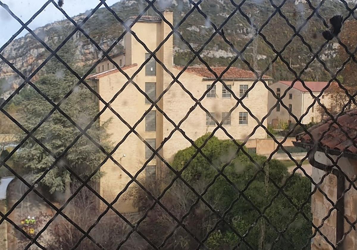 El edificio tras la reja de otra ala del psiquiátrico.