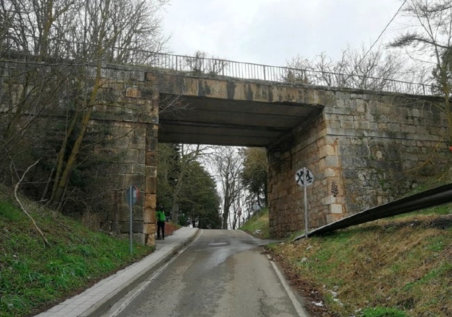 Paso inferior por el puente desde la calle Corazas y a la derecha, la calle Murallas.