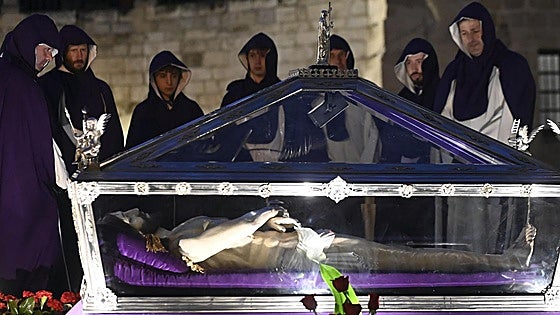 La lluvia retrasa, pero no impide la salida del Santo Entierro de Burgos