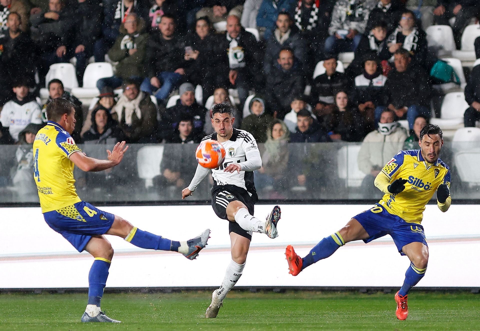 El encuentro entre el Burgos CF y el Cádiz CF en imágenes