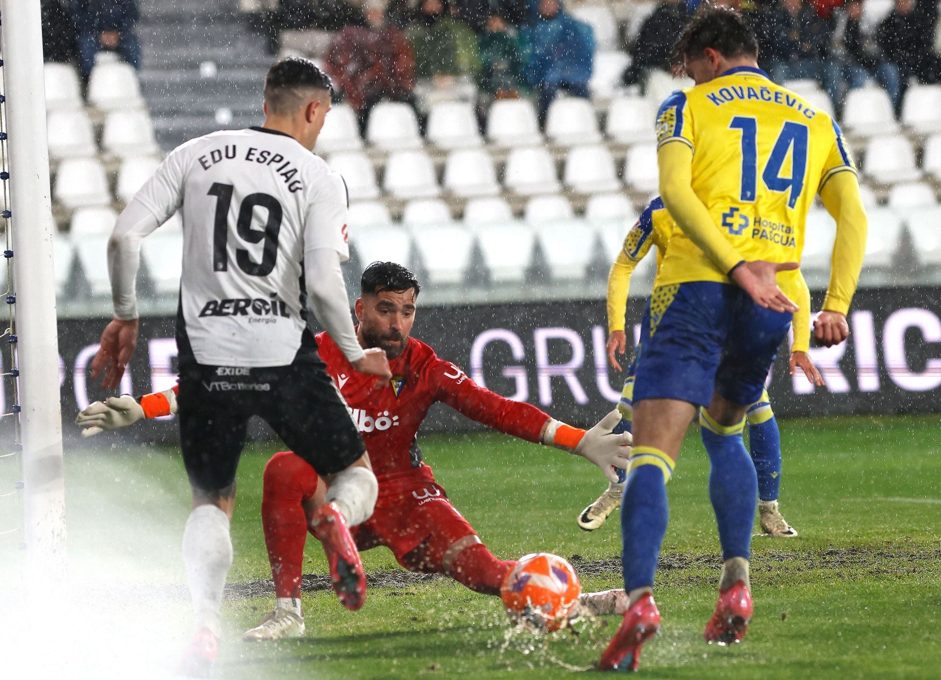 El encuentro entre el Burgos CF y el Cádiz CF en imágenes