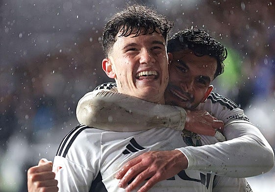 Jugadores del Burgos CF en la celebración del segundo gol en El Plantío