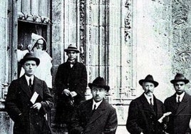 Lorca a la puerta de la cartuja de Miraflores.