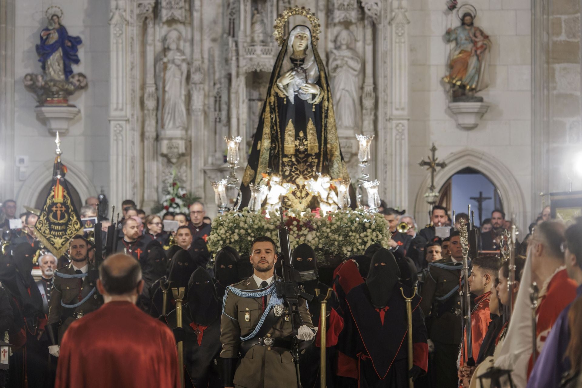 Así ha sido la procesión de la Soledad en el interior del templo