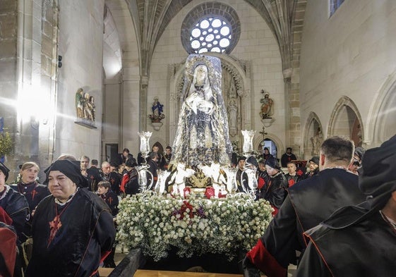 Talla de la virgen de la Soledad en el interior de la iglesia de Santa Águeda en Burgos