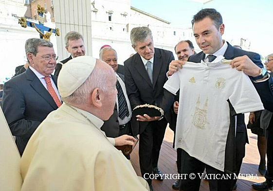 El Papa Francisco recibiendo la camiseta del Burgos CF de la mano del que fue en 2021 alcalde de Burgos, Daniel de la Rosa