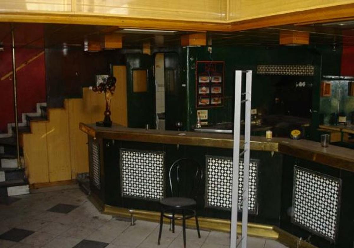 Imagen principal - Aspecto del interior del local que se vende en Burgos.