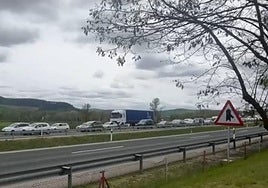 Imagen del atasco generado por un accidente múltiple en la provincia de Burgos.