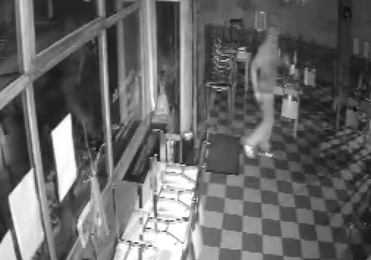 Uno de los ladrones entrando en un establecimiento hostelero de Burgos.
