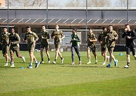 La plantilla del Burgos CF durante un entrenamiento.