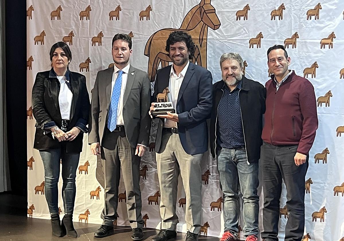 El chileno Nicolás Medina Cabrera posa con el premio.
