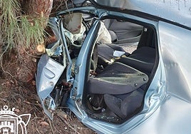 El coche, destrozado, empotrado contra el árbol tras haber excarcelado los bomberos de Burgos a su ocupante.