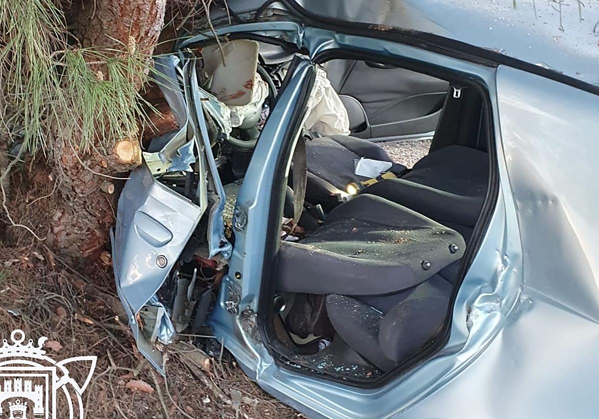 El coche, destrozado, empotrado contra el árbol tras haber excarcelado los bomberos de Burgos a su ocupante.