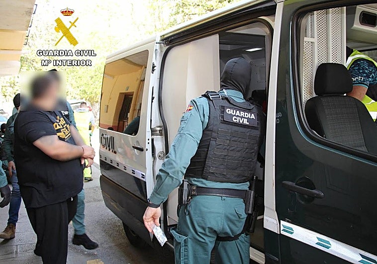 La Guardia Civil realizó varios registros y detuvo a 24 personas.