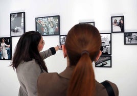 Dos mujeres observan algunas de las imágenes que forman la exposición.
