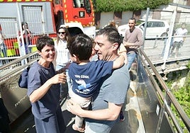 Rescate de adultos y niños en un ascensor durante el apagón.