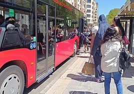 Los autobuses urbanos funcionaron ayer con cierta normalidad.