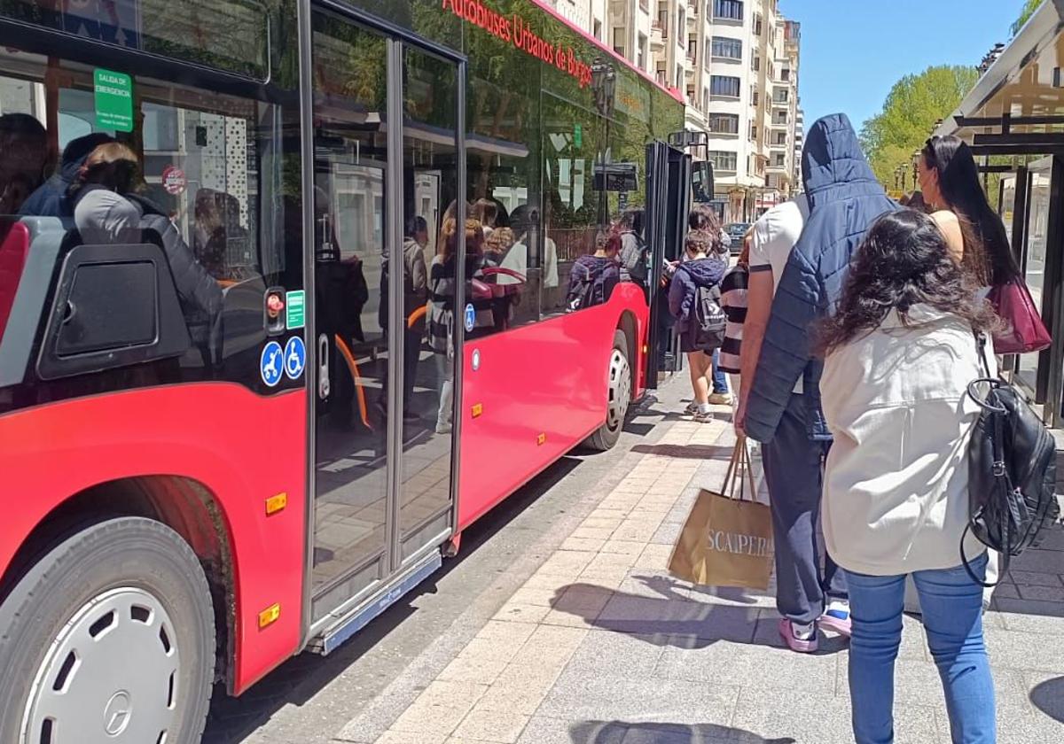 Los autobuses urbanos funcionaron ayer con cierta normalidad.