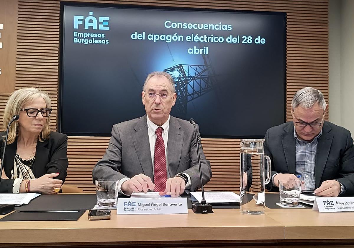 El presidente de FAE, Miguel Ángel Benavente, acompañado de Emiliana Molero e Íñigo Llarena.