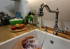 Imagen de archivo de una persona cogiendo agua del grifo.