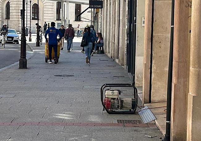 Un pequeño generador electrógeno dando servicio a un comercio en la calle Santander.