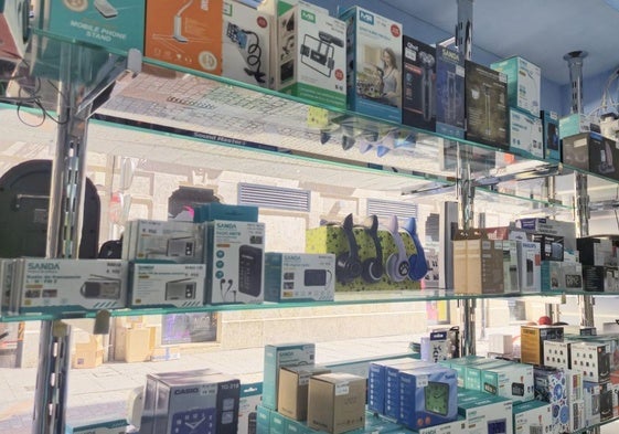 Imagen de un comercio de Burgos con huecos en los estantes para las radios después de las ventas de estos días.