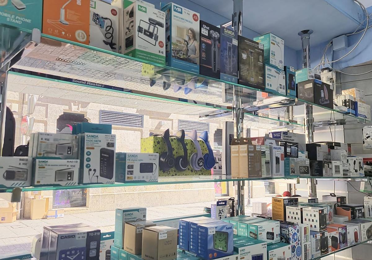 Imagen de un comercio de Burgos con huecos en los estantes para las radios después de las ventas de estos días.