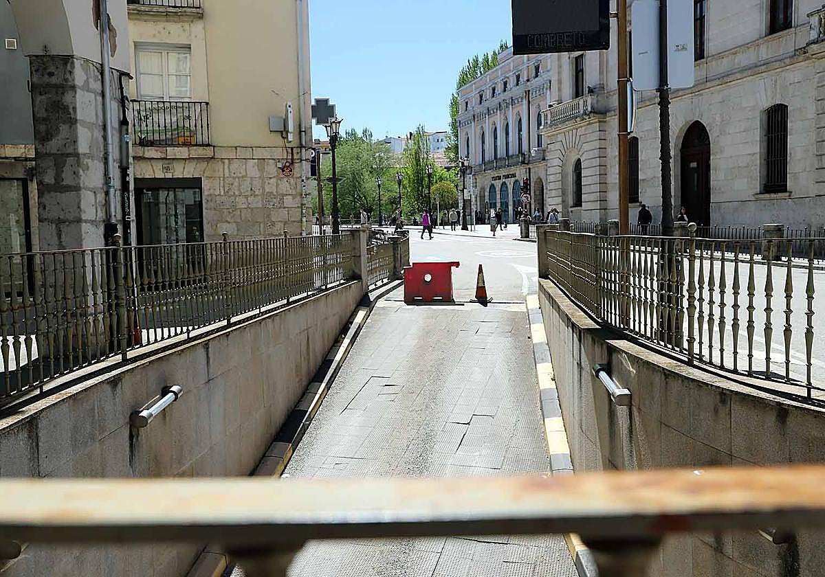 Entrada al parking de la Plaza Mayor de Burgos cerrada el día del apagón.