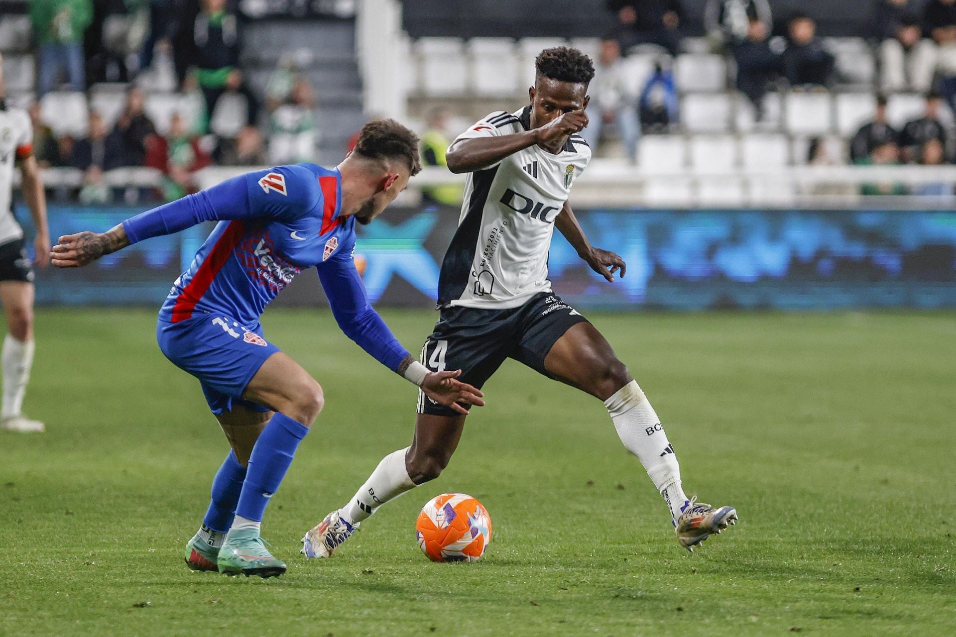 La derrota del Burgos frente al Elche, en imágenes