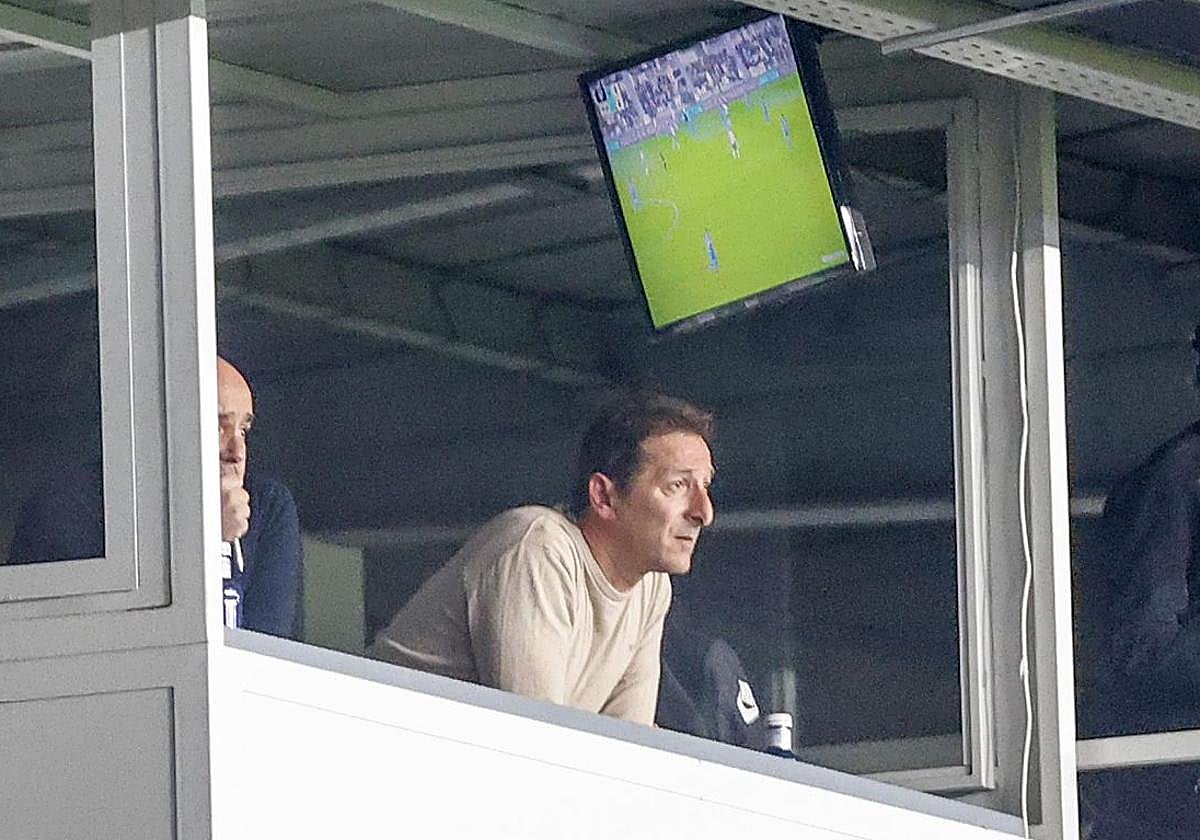 Ramis, junto a Fosky, viendo el partido desde la grada por sanción.