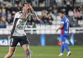 Fer Niño, lamentando una ocasión frente al Elche.