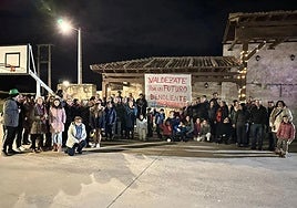 Vecinos de Valdezate (Burgos) protestan contra la ampliación de la granja porcina.