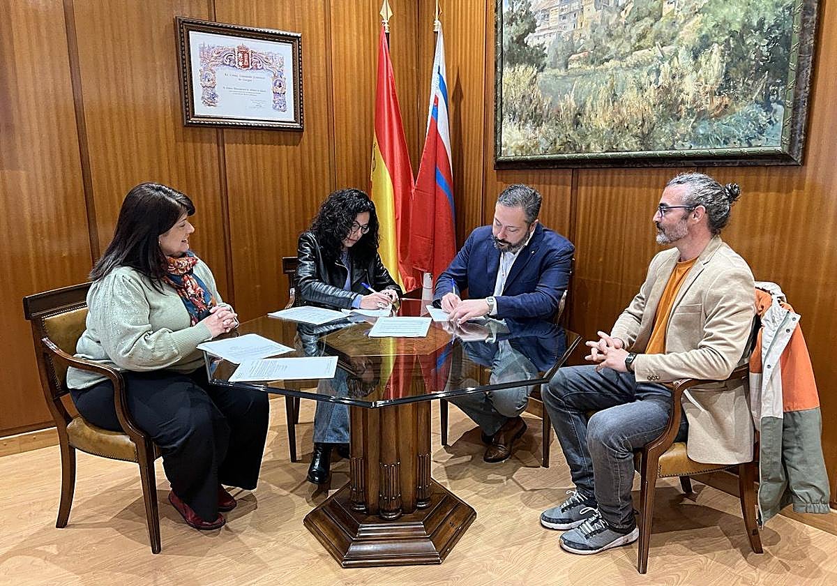 Representantes del Ayuntamiento y Cruz Roja durante la firma del convenio.