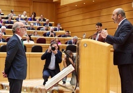 Miguel Ángel Adrián toma posesión de su escaño.